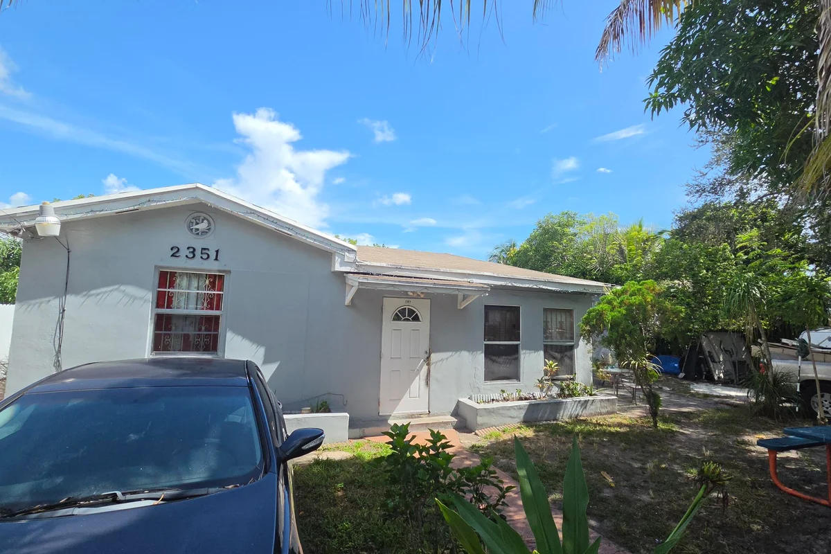 2351 NW 104th Ter, Miami: photo 1 of 8