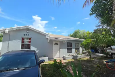 2351 NW 104th Ter, Miami: photo 1 of 8