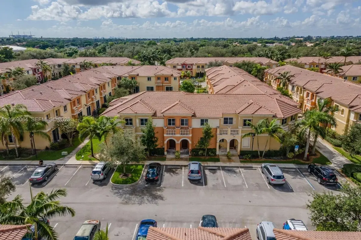 8922 SW 18th St, Miramar: photo 1 of 13