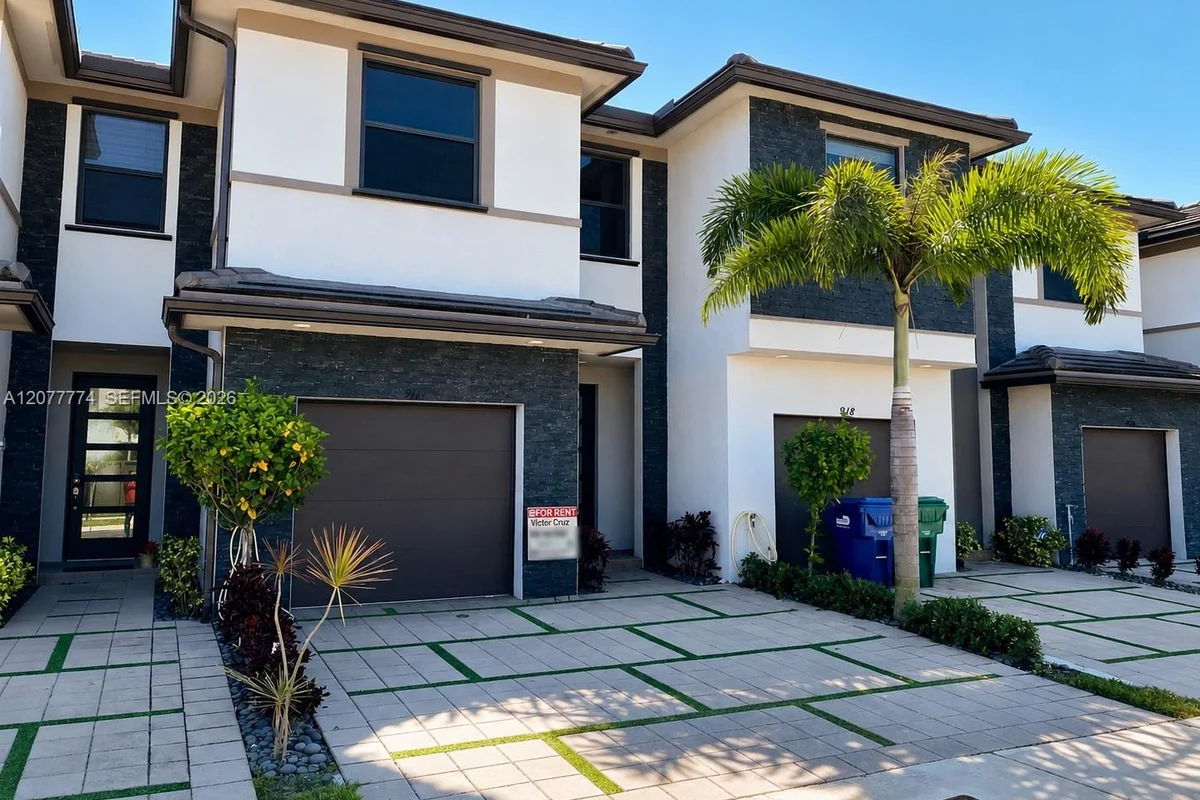 9116 NW 158th St, Miami Lakes: photo 1 of 12