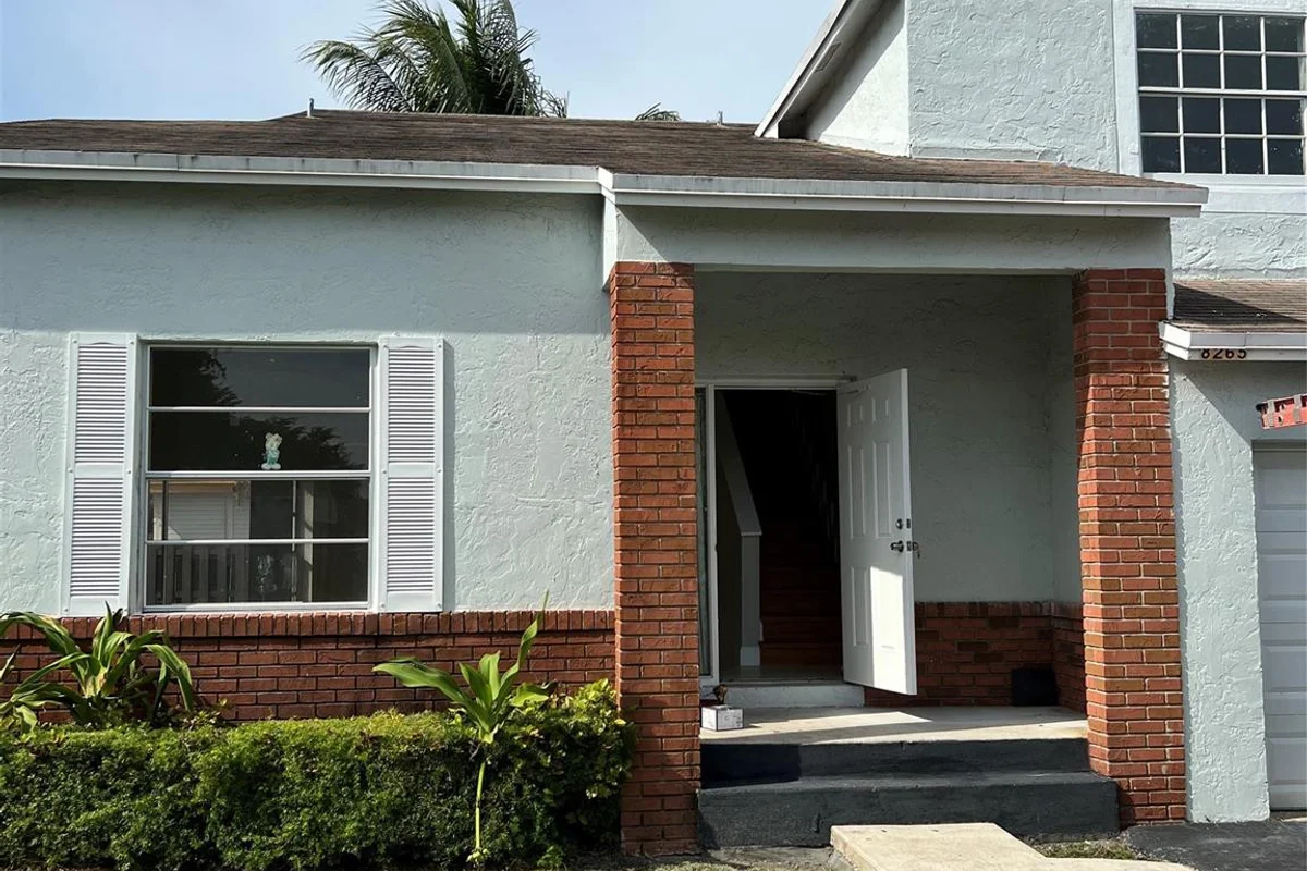 8265 NW 192nd Ter, Hialeah: photo 1 of 17