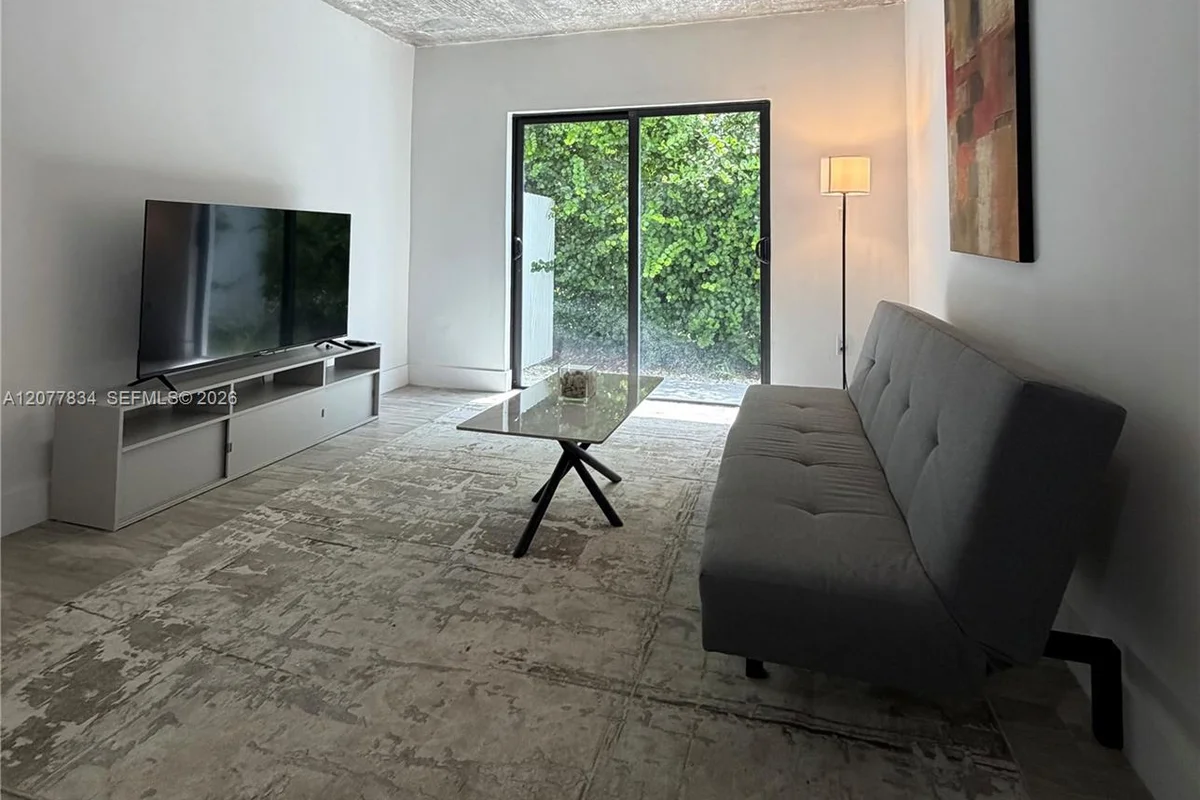 190 NW 69th St #3, Miami: photo 1 of 13