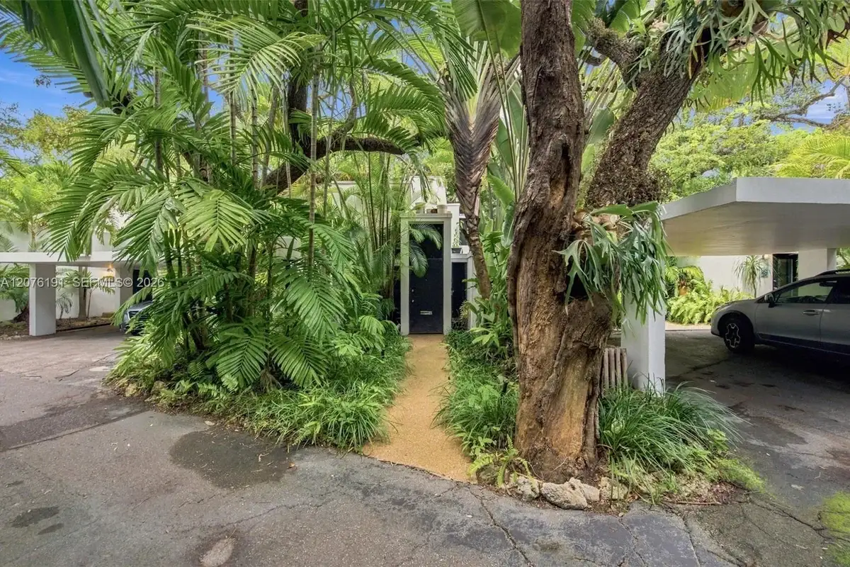3024 Day Ave, Miami: photo 1 of 72