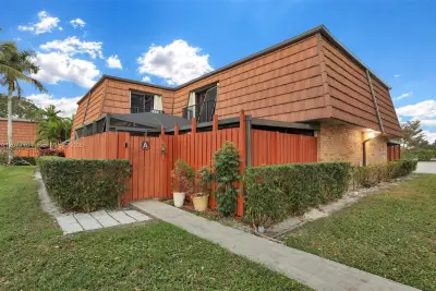 9139 SW 23rd St #A, Davie: photo 1 of 25
