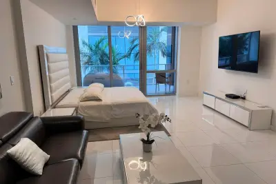 851 NE 1st Ave #201, Miami: photo 1 of 8