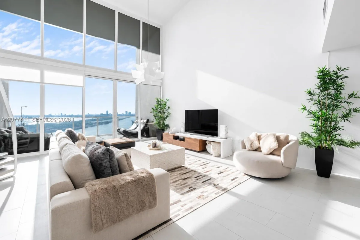 1040 Biscayne Blvd #3203, Miami: photo 1 of 52