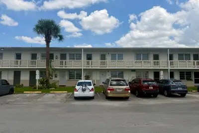 20210 NE 2nd Ave #V14, Miami Gardens: photo 1 of 14
