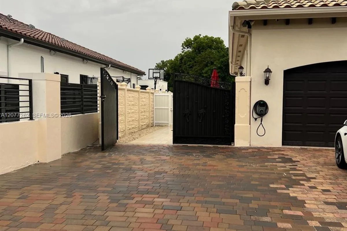 12241 SW 81st Ter, Miami: photo 1 of 38