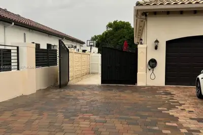 12241 SW 81st Ter, Miami: photo 1 of 38