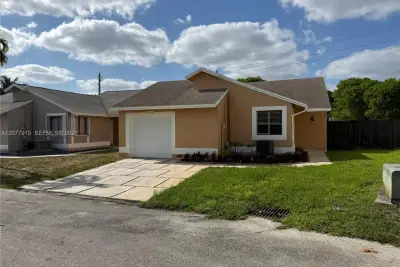920 SW 111th Ave #1, Pembroke Pines: photo 1 of 17