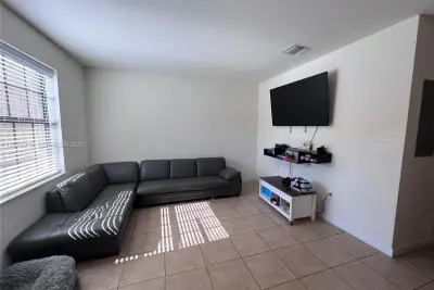 9335 W 33rd Ave, Hialeah: photo 1 of 10