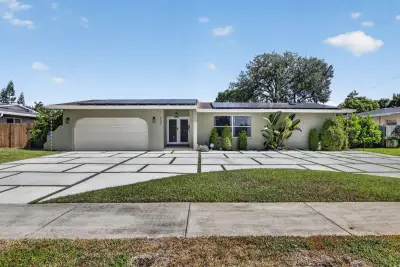 5301 SW 8th Ct, Plantation: photo 1 of 57