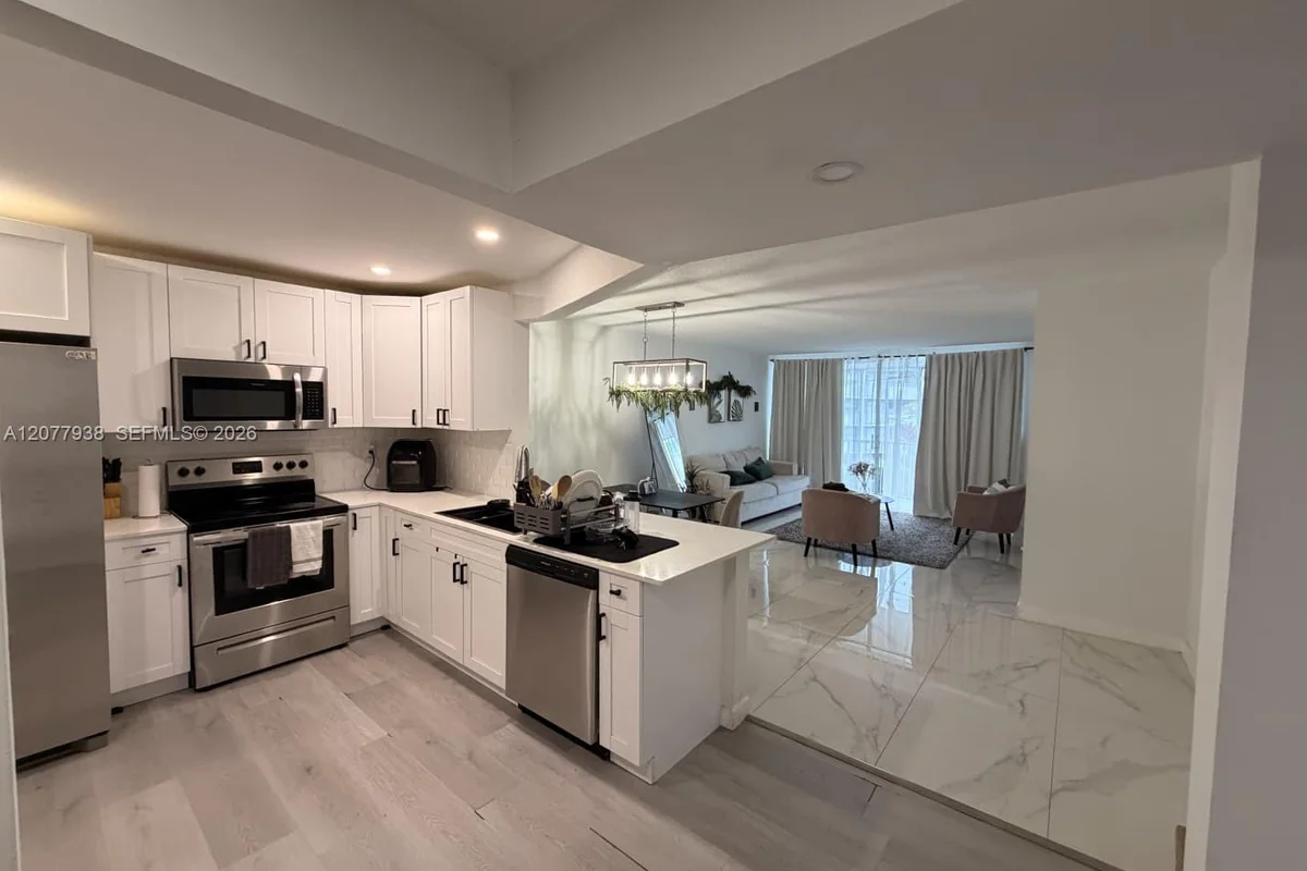 Condo in Miami: photo 1 of 9