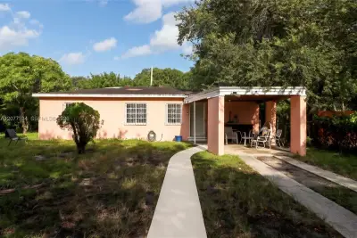 12040 NW 1st Ct, North Miami: photo 1 of 13