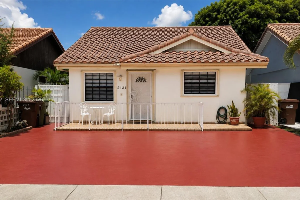 2121 W 54th St, Hialeah: photo 1 of 22