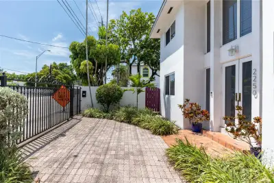 2250 SW 17th Ave, Miami: photo 1 of 25