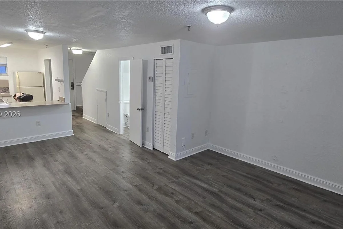 8027 NW 8th St #13, Miami: photo 1 of 12