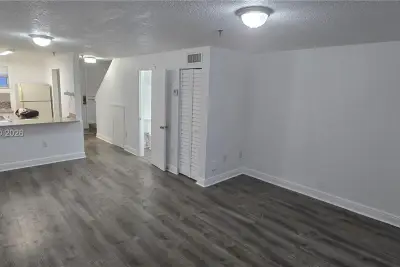 8027 NW 8th St #13, Miami: photo 1 of 12
