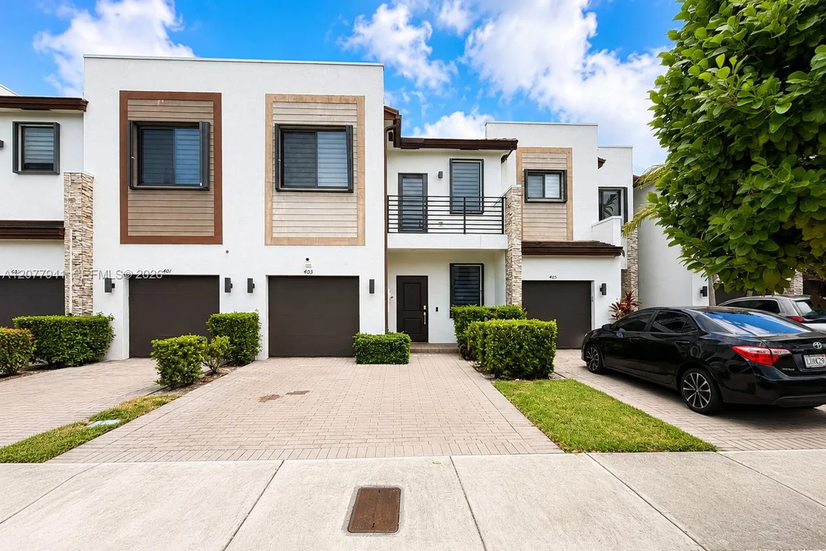 403 NE 208th Ter, Miami: photo 1 of 27