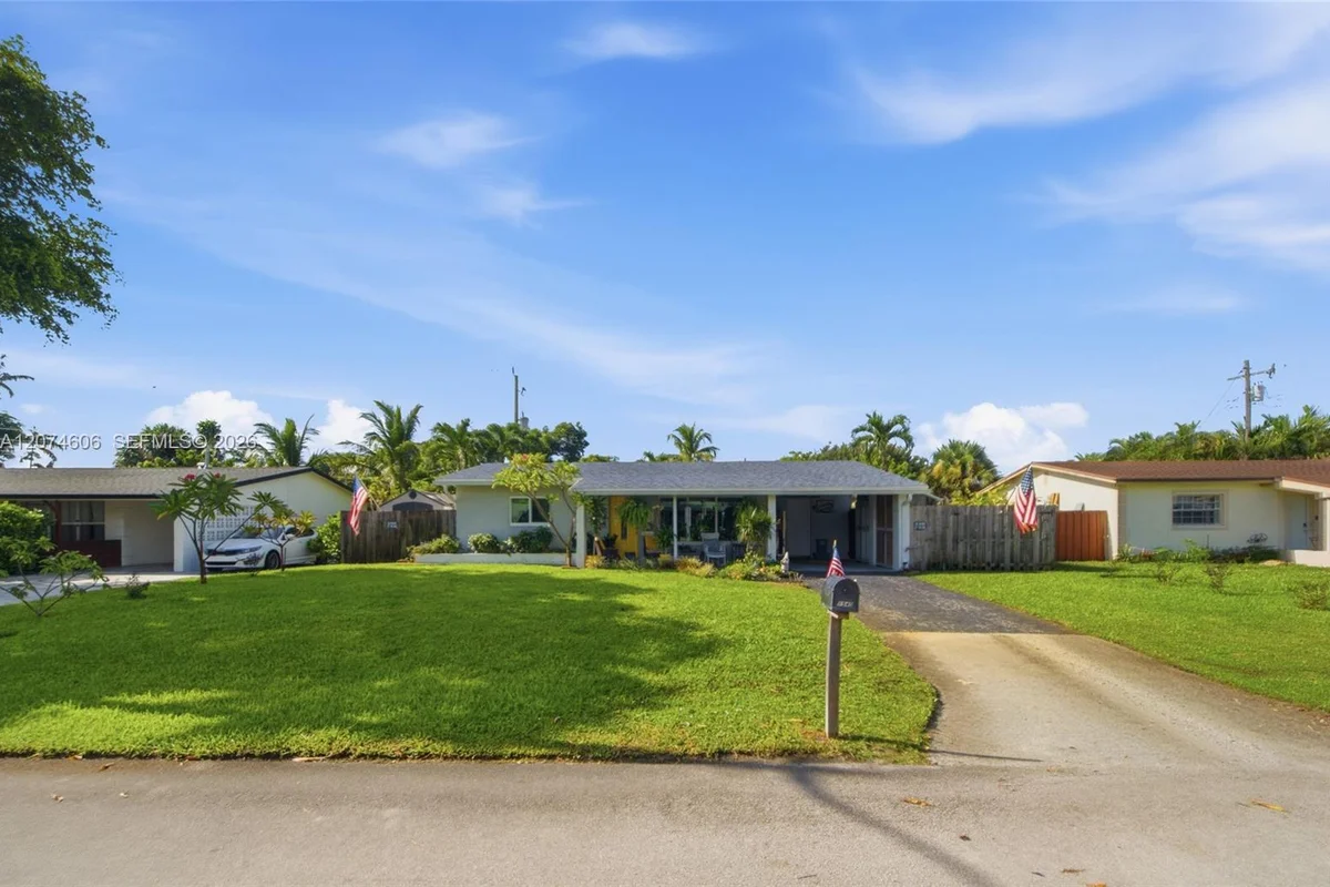 1540 NE 34th St, Pompano Beach: photo 1 of 32