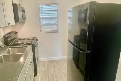 22 NW 8th Ave NW #4, Dania Beach: photo 1 of 7