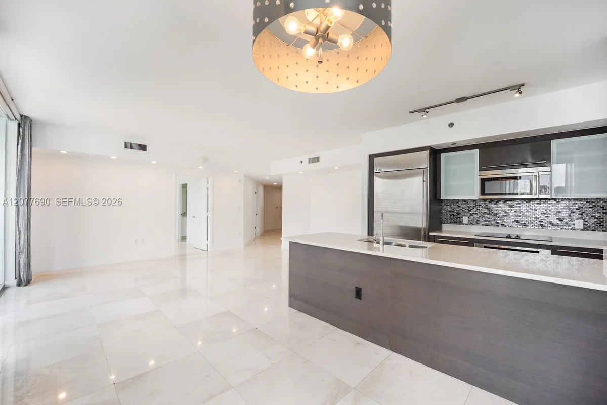 55 SE 6th St #3901, Miami: photo 1 of 17
