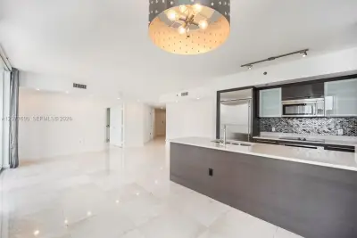 55 SE 6th St #3901, Miami: photo 1 of 17