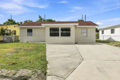 1217 W 32nd St, Riviera Beach: photo 1 of 23