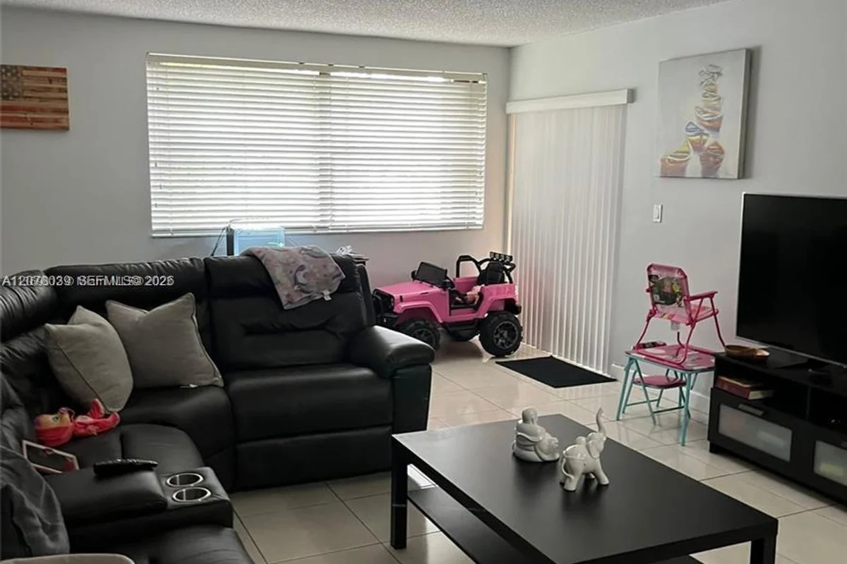 10135 NW 9th St Cir #5-208, Miami: photo 1 of 10