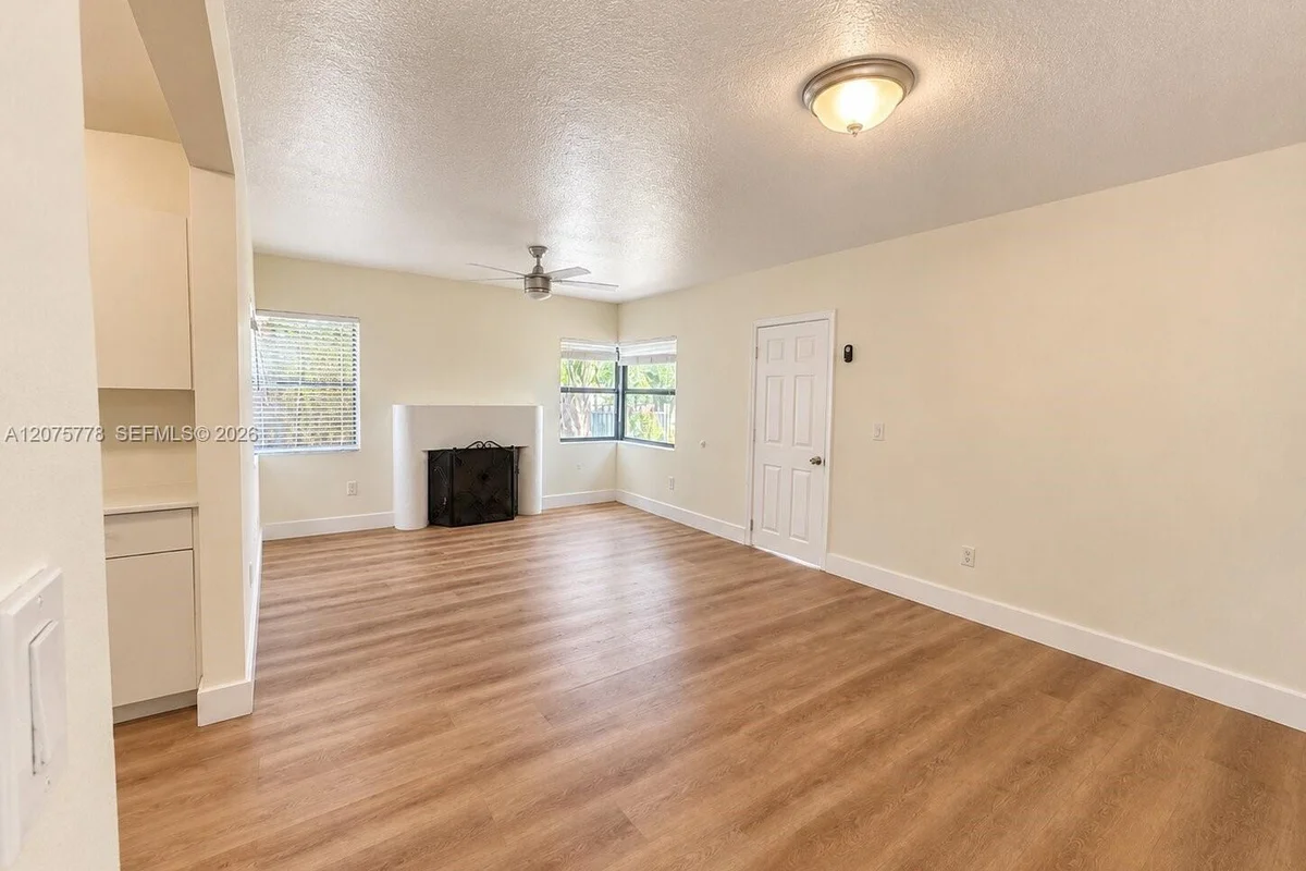 2000 Monroe St #14, Hollywood: photo 1 of 18