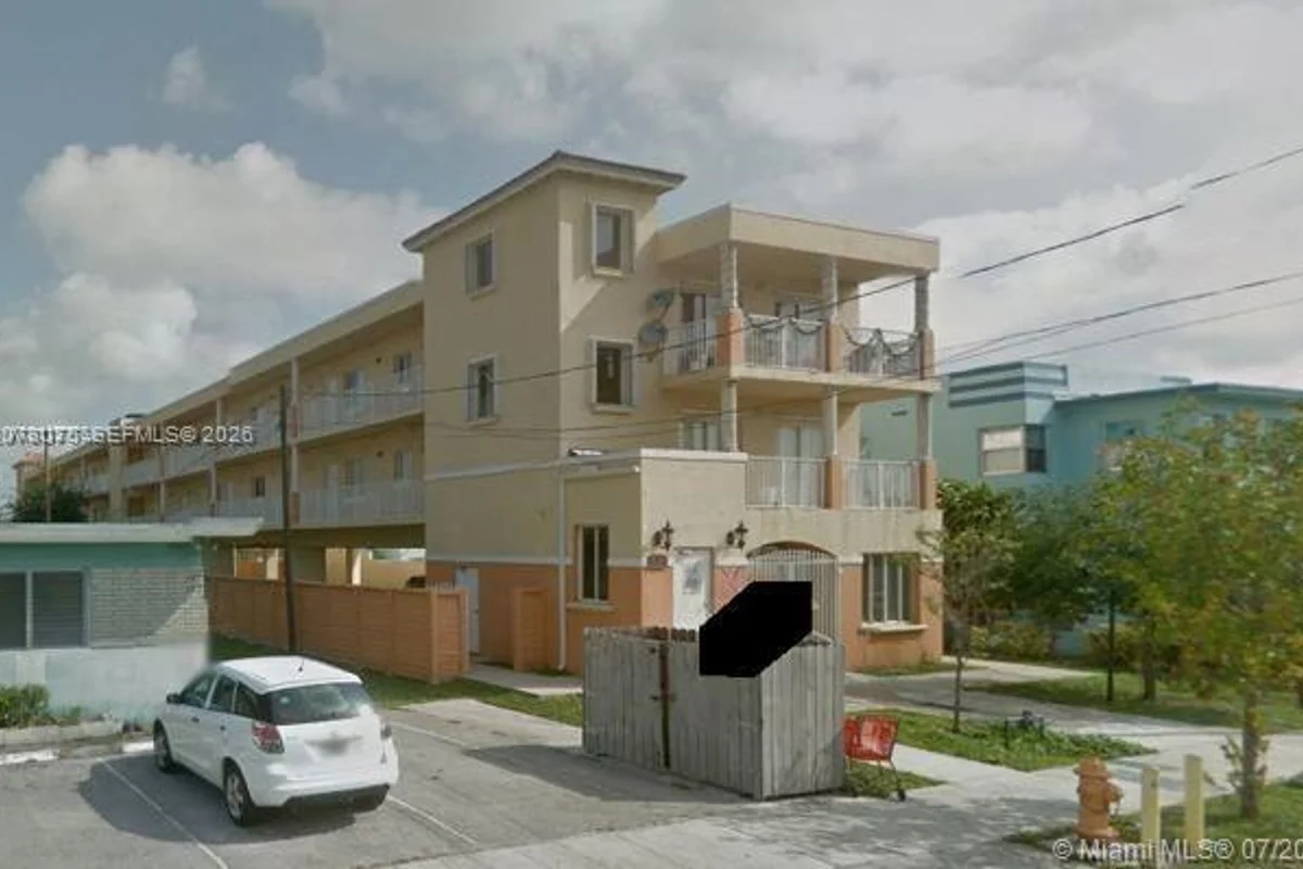 1453 SW 3rd St #302, Miami: photo 1 of 9