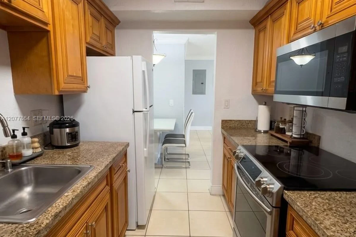 Condo in Miami: photo 1 of 12
