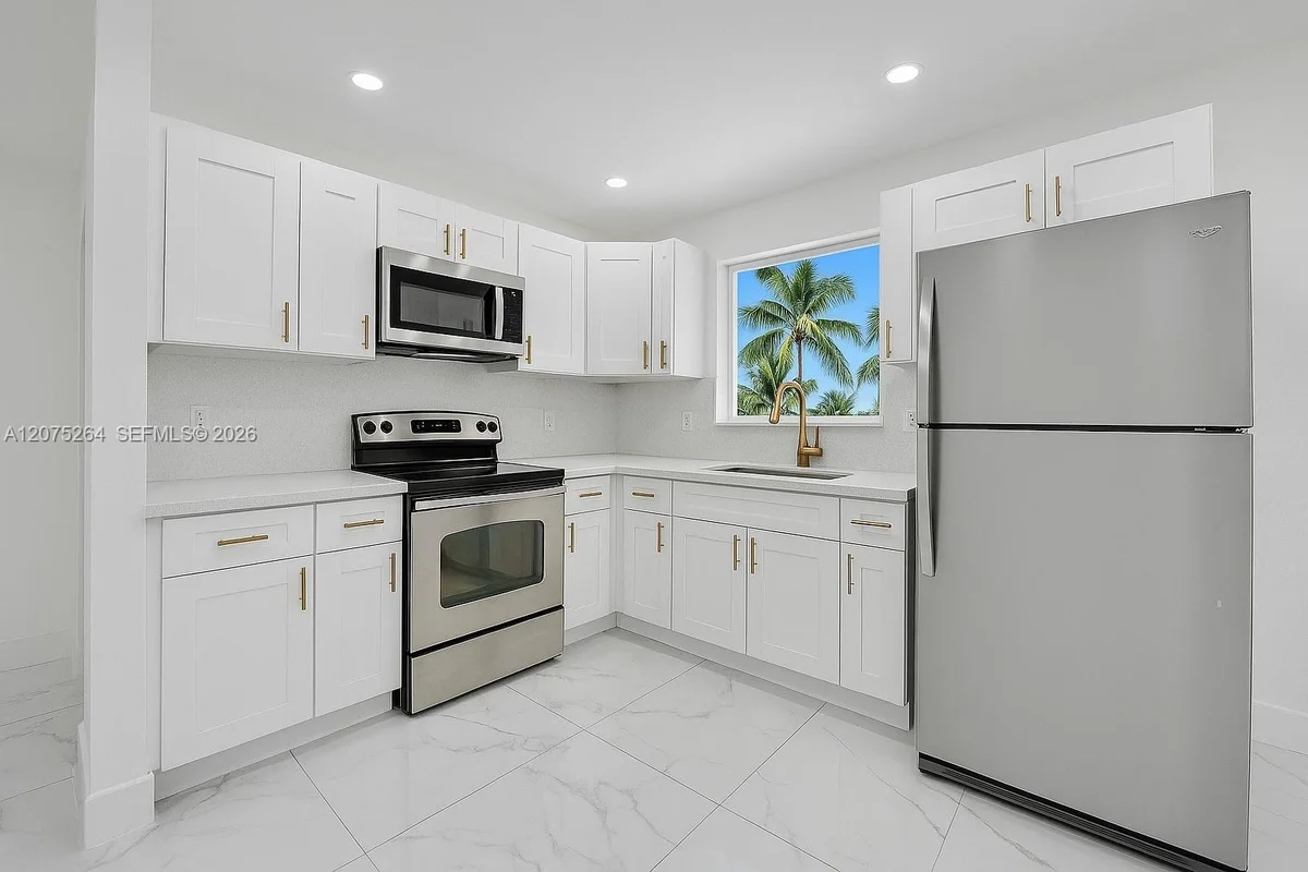 105 NW 14th Way, Dania Beach: photo 1 of 8