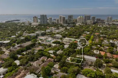 2952 Louise St, Miami: photo 1 of 12