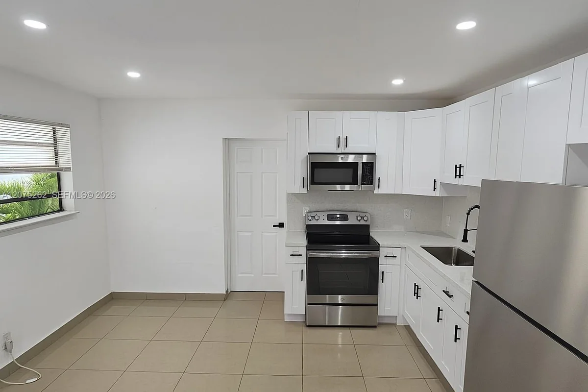 1046 Foster Rd, Hallandale Beach: photo 1 of 7