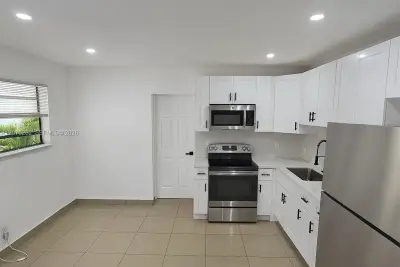 1046 Foster Rd, Hallandale Beach: photo 1 of 7