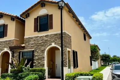 9207 W 33rd Ln, Hialeah: photo 1 of 45