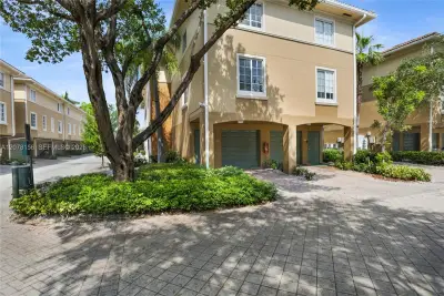 2941 NE 185th St #1305, Miami: photo 1 of 21