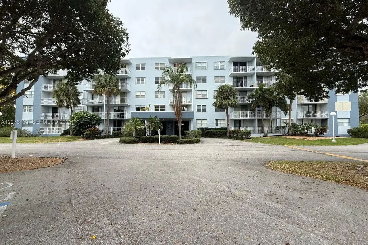 500 Executive Center Dr #4J, West Palm Beach: photo 1 of 16