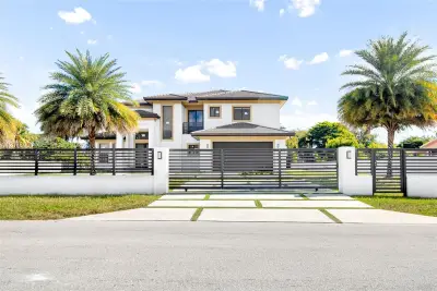 12890 NW 2nd St, Miami: photo 1 of 21