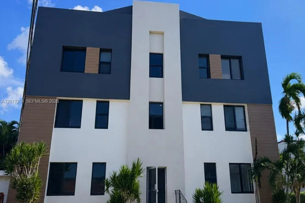 2961 SW 5th St #14, Miami: photo 1 of 7
