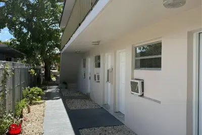 166 W 8th St #2, Hialeah: photo 1 of 12