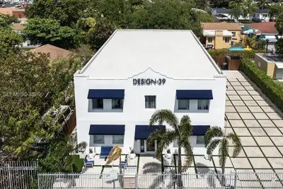 165 NW 39th St #3, Miami: photo 1 of 14