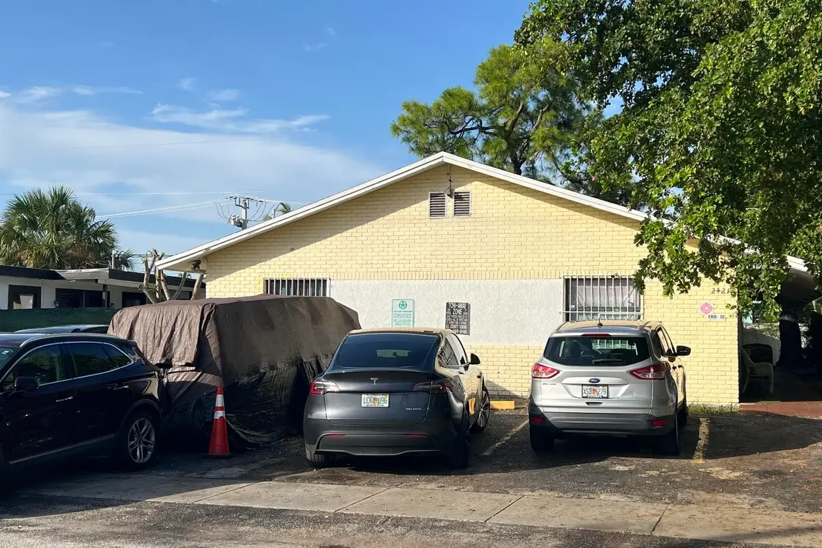 2421 NW 8th Pl #2, Fort Lauderdale: photo 1 of 18