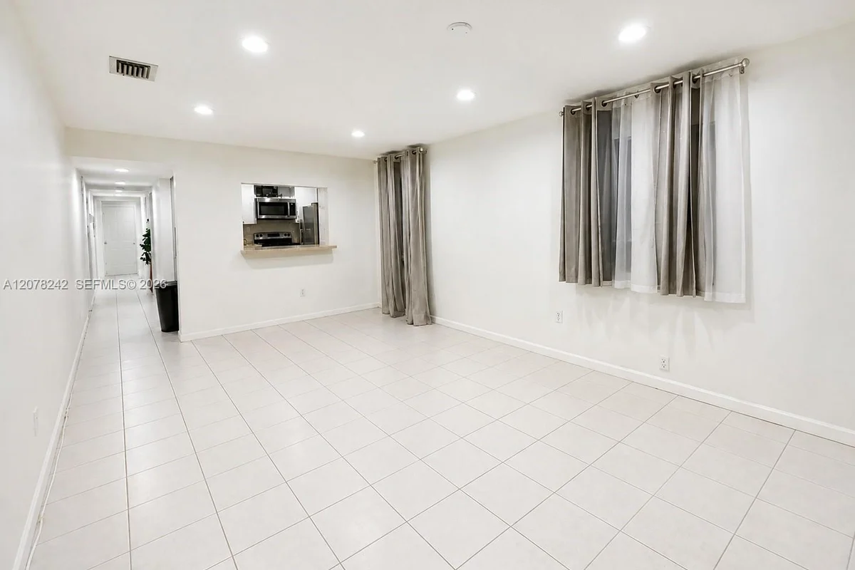 201 SW 19th Ave #3, Miami: photo 1 of 9