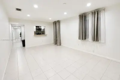 201 SW 19th Ave #3, Miami: photo 1 of 9