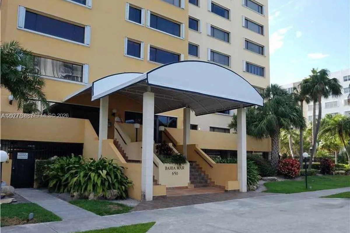 Condo in Key Biscayne: photo 1 of 12