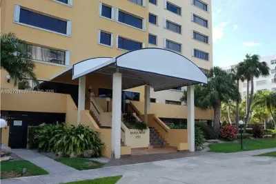 Condo in Key Biscayne: photo 1 of 12