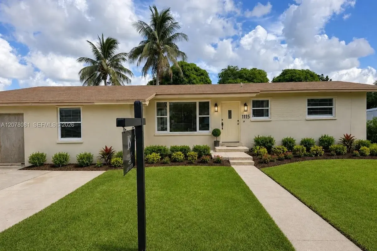 1115 W 51st Pl, Hialeah: photo 1 of 7