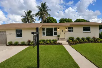 1115 W 51st Pl, Hialeah: photo 1 of 7
